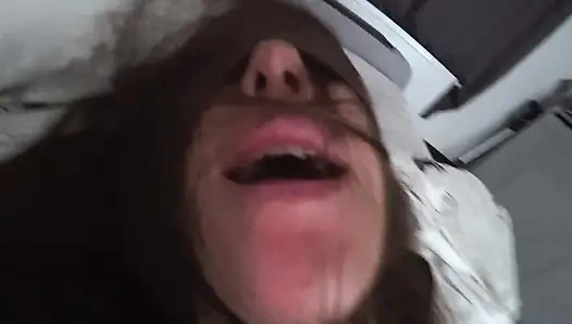 Arkadaşlarım karımın götünü sikiyor. Gerçek aldatma