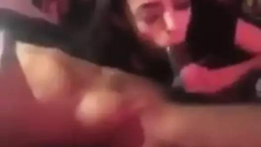 Sıcak esmer emme dev çük