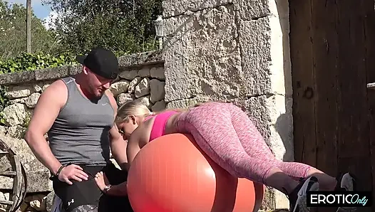 Üvey baba ve üvey oğlu üvey kız kardeşini paylaşıyor