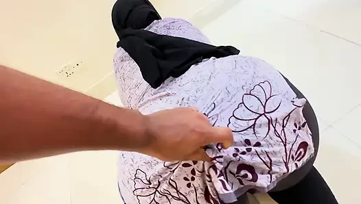 19 yaşındaki büyük götlü ve büyük memeli iri güzel kadın ateşli hizmetçi odayı temizlerken sahibi tarafından sikiliyor - ep-2