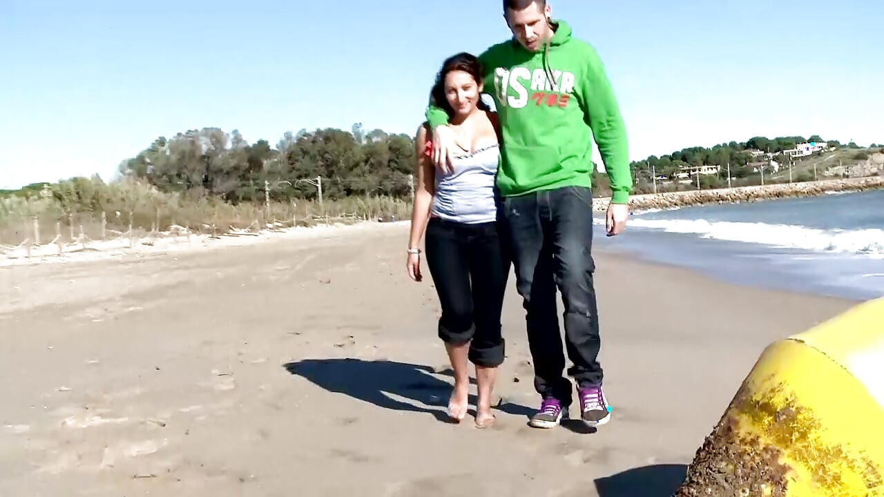 Ateşli bir Alman kız halka açık plajda deliklerini genişletiyor