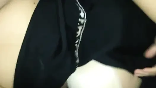 Büyük yarağım emiliyor ve büyük memeli bir kızı tesettürlü sikiyor ve yüzüne boşalıyorum.