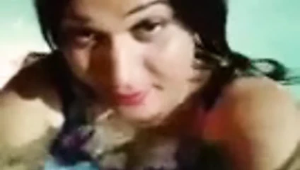 Sanjana singh arkadaşlarla tatil köyünde