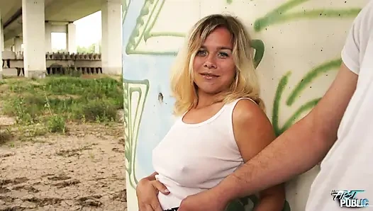 Orta yaşlı seksi kadın sarışın karışıklığı - michaela