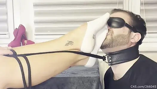 Tasmalı gözleri bağlı ayak kölesi - koklayan çoraplar (bölüm 1)