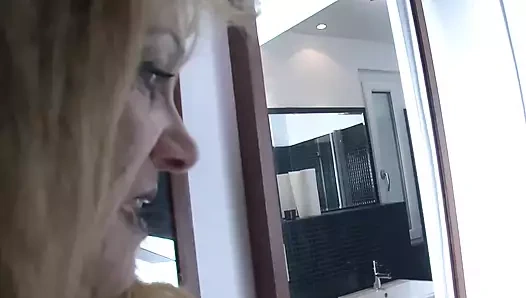 Tarzdaki dondurma buna kıyasla bir dağınıklık... Islak Alman amcık çekimi