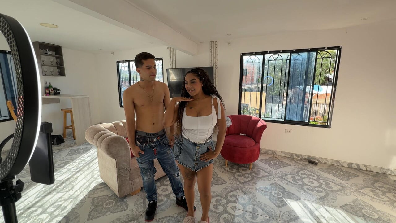 Gel üvey erkek kardeşim beni ısıtıyor çünkü videoyu sosyal ağlara yüklemek istiyorum. Sikişen üvey kız kardeşim xxx videosu için benden yardım istiyor.
