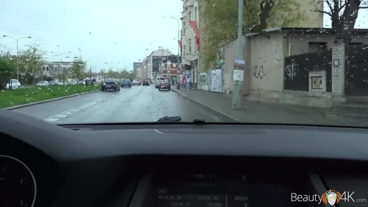 Sürtük dövmeli esmer için sert üçlü seks