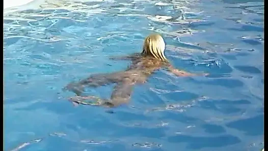 Sarışın kız havuz kenarında göğüslerine büyük bir yarak emiyor