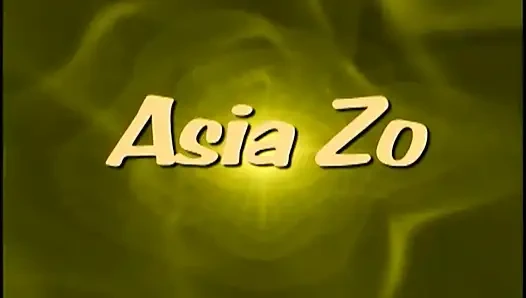 Asyalı genç kız üniforma içinde yarak emiyor