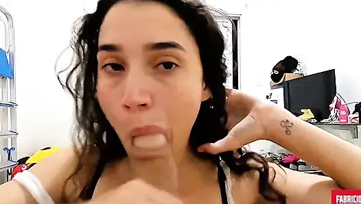 Duştan çıktım ve genç evli kızdan sakso çektim!