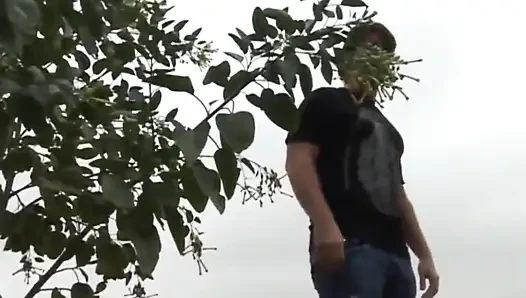 Genç beyaz adam siyah piliç için can atıyor ve anal seks yapıyor