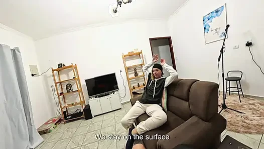 Lezbiyen komşumun yarağıma dokunmasına izin verdim.