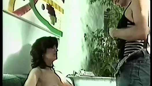 Azgın kaltak iki eşcinsel arkadaşından tatmin oluyor