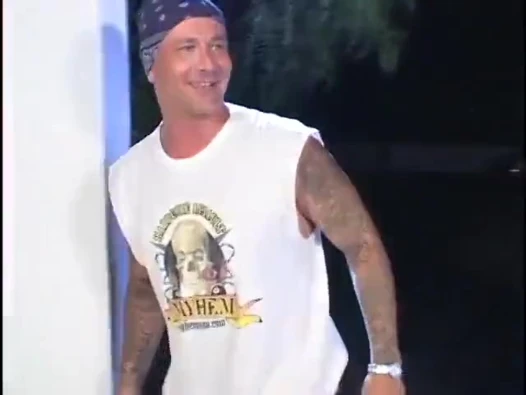 Lateksli sarışın iki adam tarafından sikiliyor ve yüze boşalma alıyor
