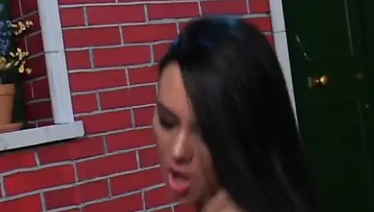 Islak minik amcık için büyük büyük bir yarak