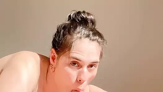 Gırtlağa kadar ağzımı ve küçük amcığımı kullandı!! Amcığın içine boşalma öncesi!!!