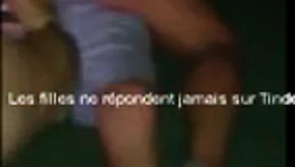 Un couple baise pendant un festival