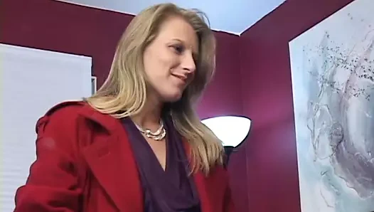 Seksi sarışın alır bir sert derin masif horoz yukarı ona sulu am