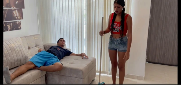 Küçük üvey kız kardeşimin stresini lezzetli bir sikişle düşürüyorum ve sonunda onun lezzetli götüne giriyorum