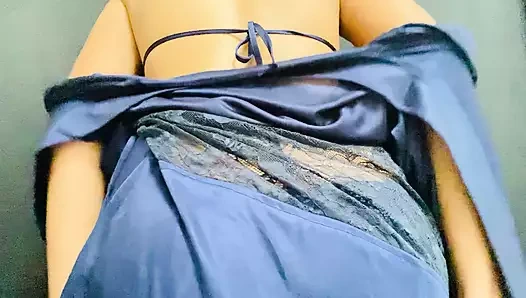 Hintli seksi vücut gösteriyor