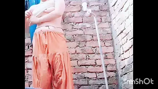 Seksi ateşli göğüslerine masaj yapıyor, banyo yapıyor, çıplak ve kıyafetlerini değiştiriyor.