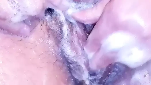 Duşta amcığımla oynuyorum, umarım beğenirsin