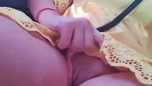 Takside azgın bebek ıslak amına dokunuyor