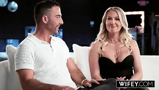 Evli kadın tombul ateşli evli kadın Andi Avalon kocası izlerken büyük zenci içine alıyor