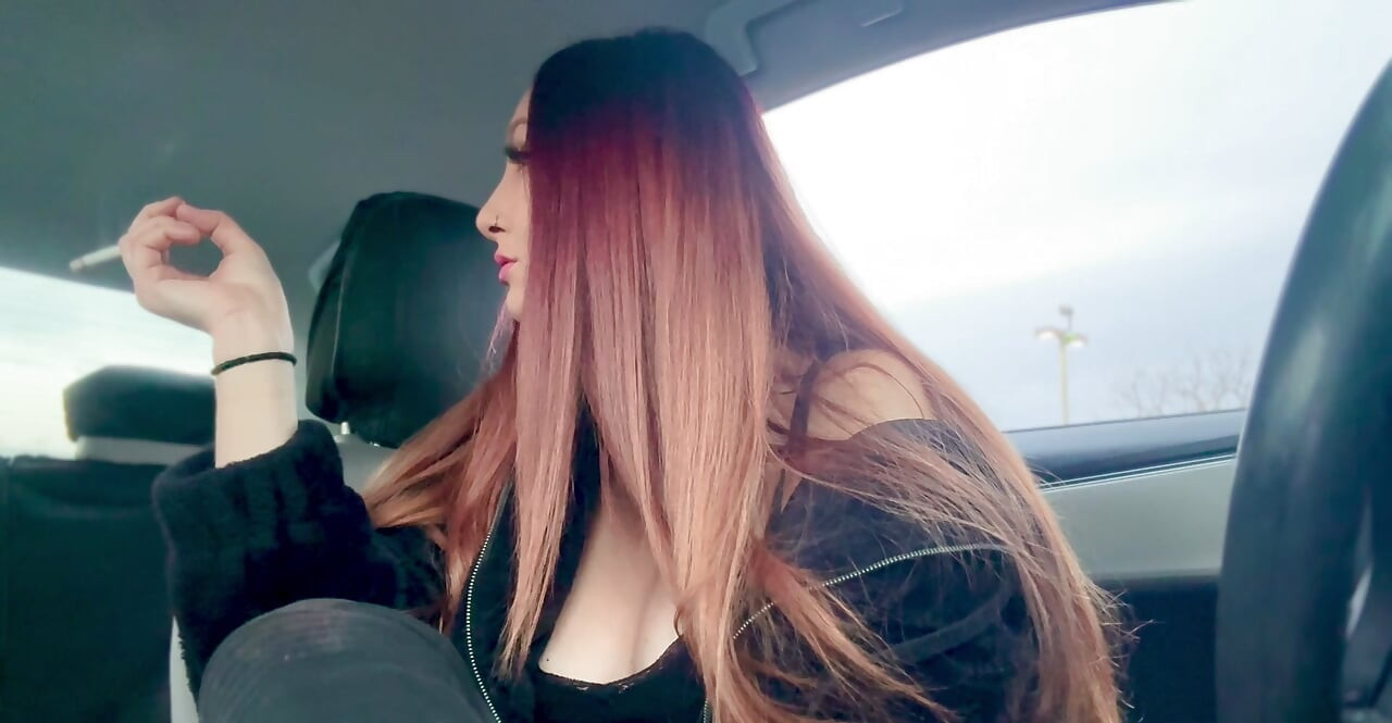 İtalyan uzun saçlı büyük memeli orta yaşlı seksi kadın arabada sigara içiyor