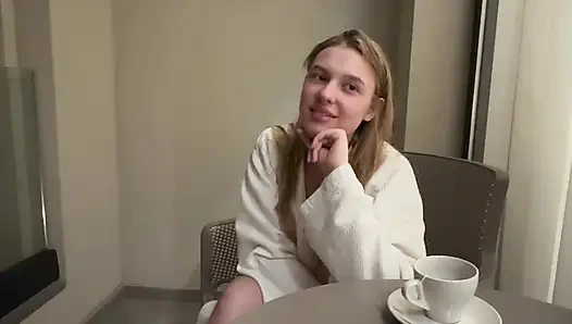 Büyük yaraklı bir kurye jucie porno aktrisini sikiyor ve amına boşalıyor