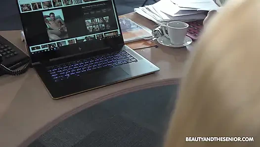 Liz Rainbow, sarışın genç üniversiteli kız ofiste edepsiz yaşlı William tarafından sikiliyor