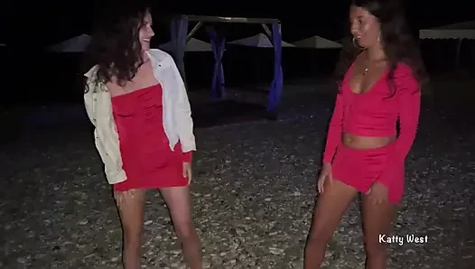Esmer arkadaşlar plajda birlikte işiyor