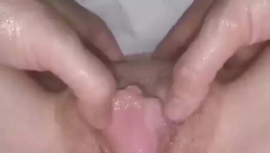 Amına masaj yapıyor