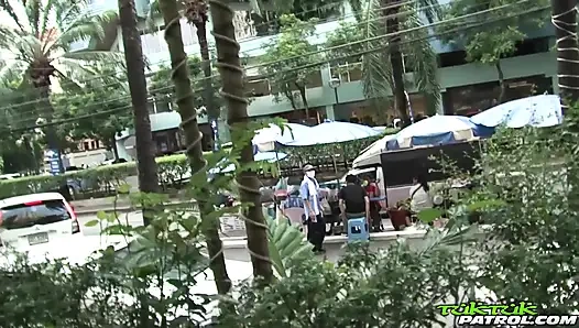 Sıska Taylandlı Asyalı her iki delikten sikiliyor