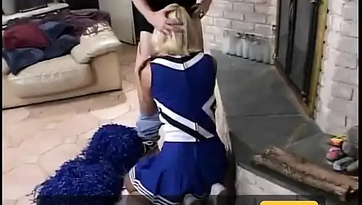 Sarışın ponpon kız ıslak amını siktirmeden önce yarağı gırtlağına kadar alıyor