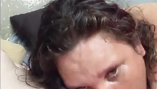 Stacy aynı anda iki yarağı (vibratör) emiyor ve amına pembe vibratör sokuyor