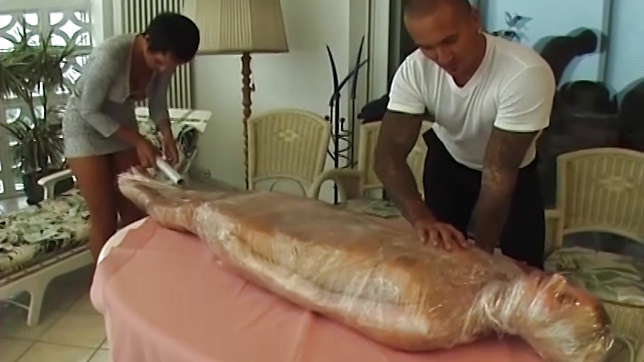 Plastik sarılmış sarışın sürtük acımasızca sikiliyor ve azdırılıyor