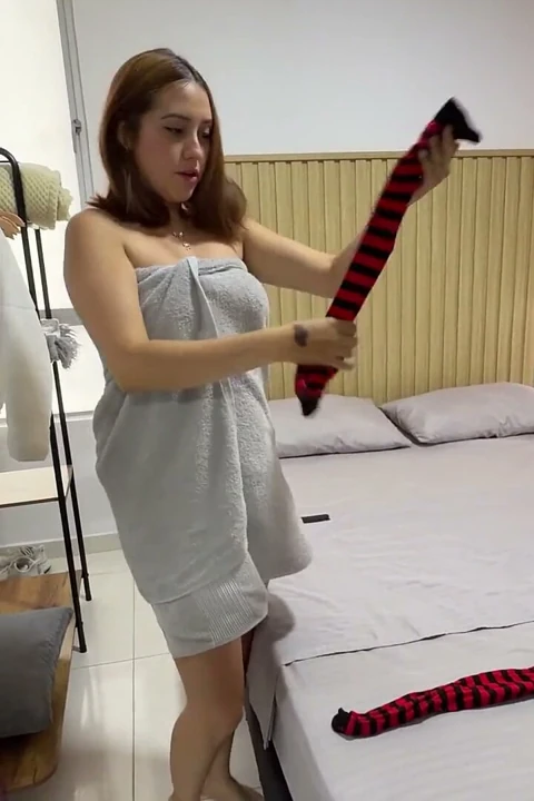 Kocaman poposu olan azgın üvey kız kardeşi, renkli çoraplarını sapık üvey kardeşine gösteriyor, kocaman penisi var. Sert Seks