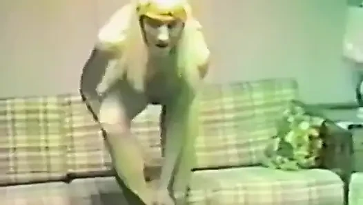 Sarışın orta yaşlı seksi kadının yaramaz ev videosu