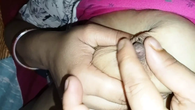 Hintli olgun anne tüm vücudunu gösterir.