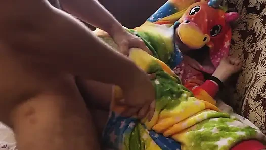 Tek boynuzlu at kostümü içindeki bir bebek götünü gösteriyor