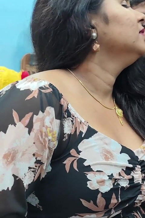 Mallu çift yatak odasında elbise çıkarma ve göğüslerle öpüşme ateşli desi romantizmi evde emiyor