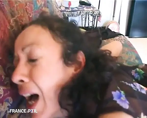 Kıllı olgun hizmetçi çifte penetrasyon yapıyor