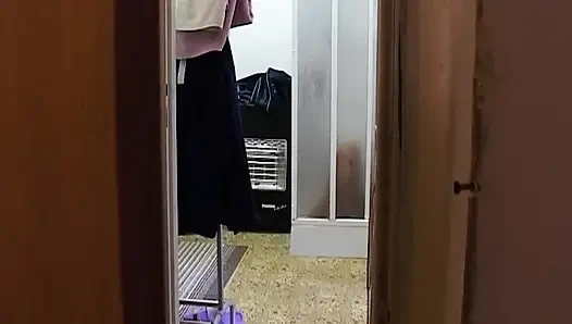 Hatun soyunuyor ve kapıdan eğiliyor