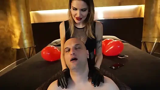 Eldivenli kadın egemenliği piliç zavallı kölesini cezalandırmaya başlıyor