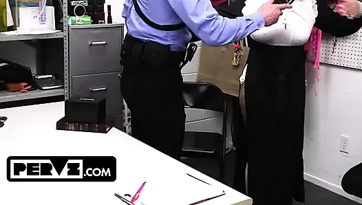 Latin cami strella hırsızlık yaparken yakalandı ve alışveriş merkezi polisi tarafından cezalandırılıyor