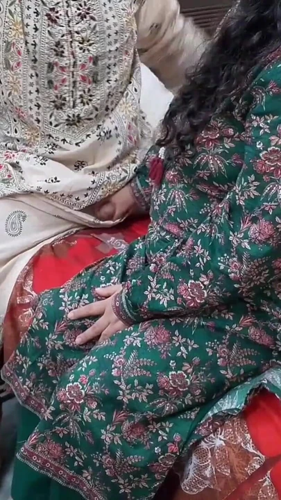 Üvey anne aniden odaya geldi ve neden üvey kız kardeşinin kıyafetlerini giydiğini sordu. İyi misin? | Klip 1