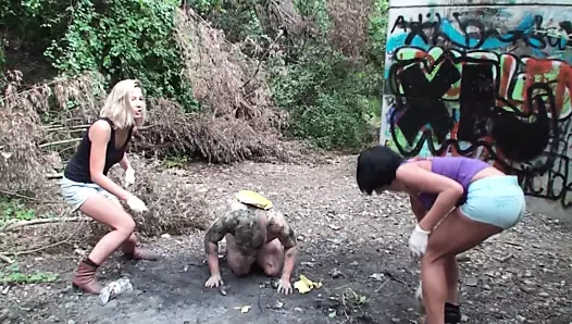 Brat kızlar tren onların köle köpek açık