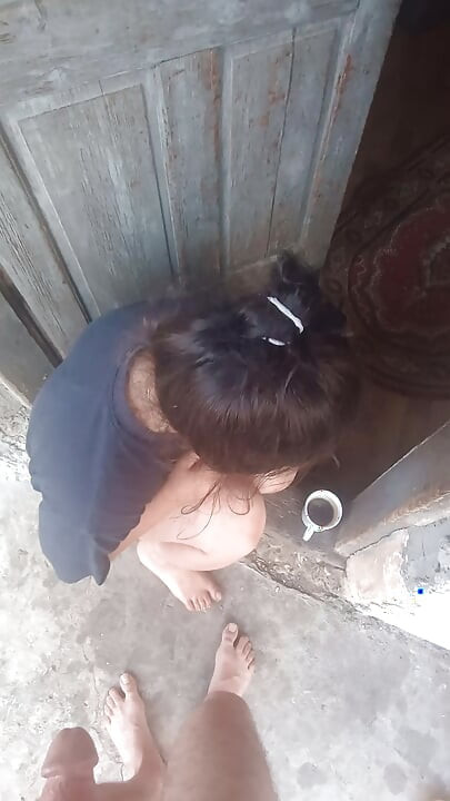 Sabahın erken saatlerinde kahve içiyorum, sigara içiyorum, emip yutuyorum